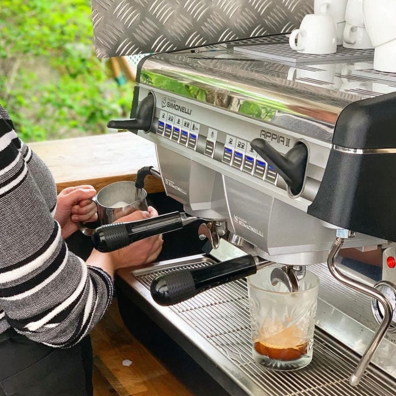 Utsikt över vattnet från caféet